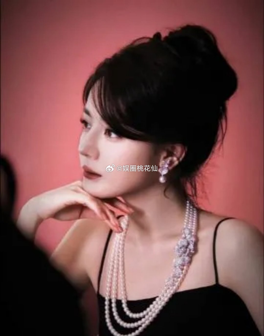 迪丽热巴和杨紫同款造型，大家觉得是谁模仿谁？同款造型多是时尚圈流行元素撞款，加上