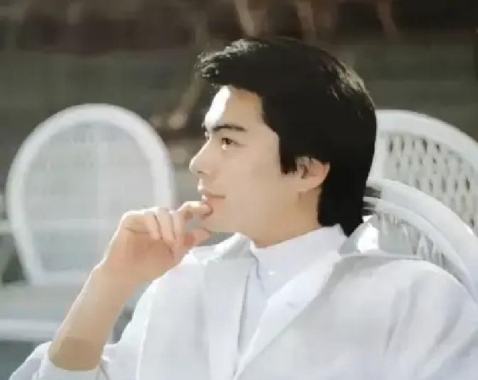 他说“问心无愧”时，没人当真。直到十年后，前妻何晴在采访里说，离婚后她每月还能