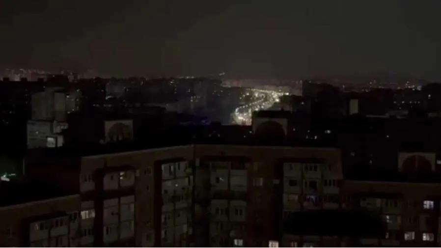 乌克兰首都基辅推出了一项特殊的停电方案，其中包括整个街区一次性停电16小时。基辅