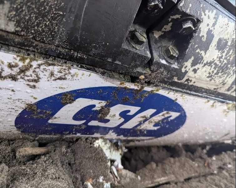 印尼渔民在龙目海峡附近海域发现一艘疑似水下无人潜航器（UUV），媒体发布照片（图