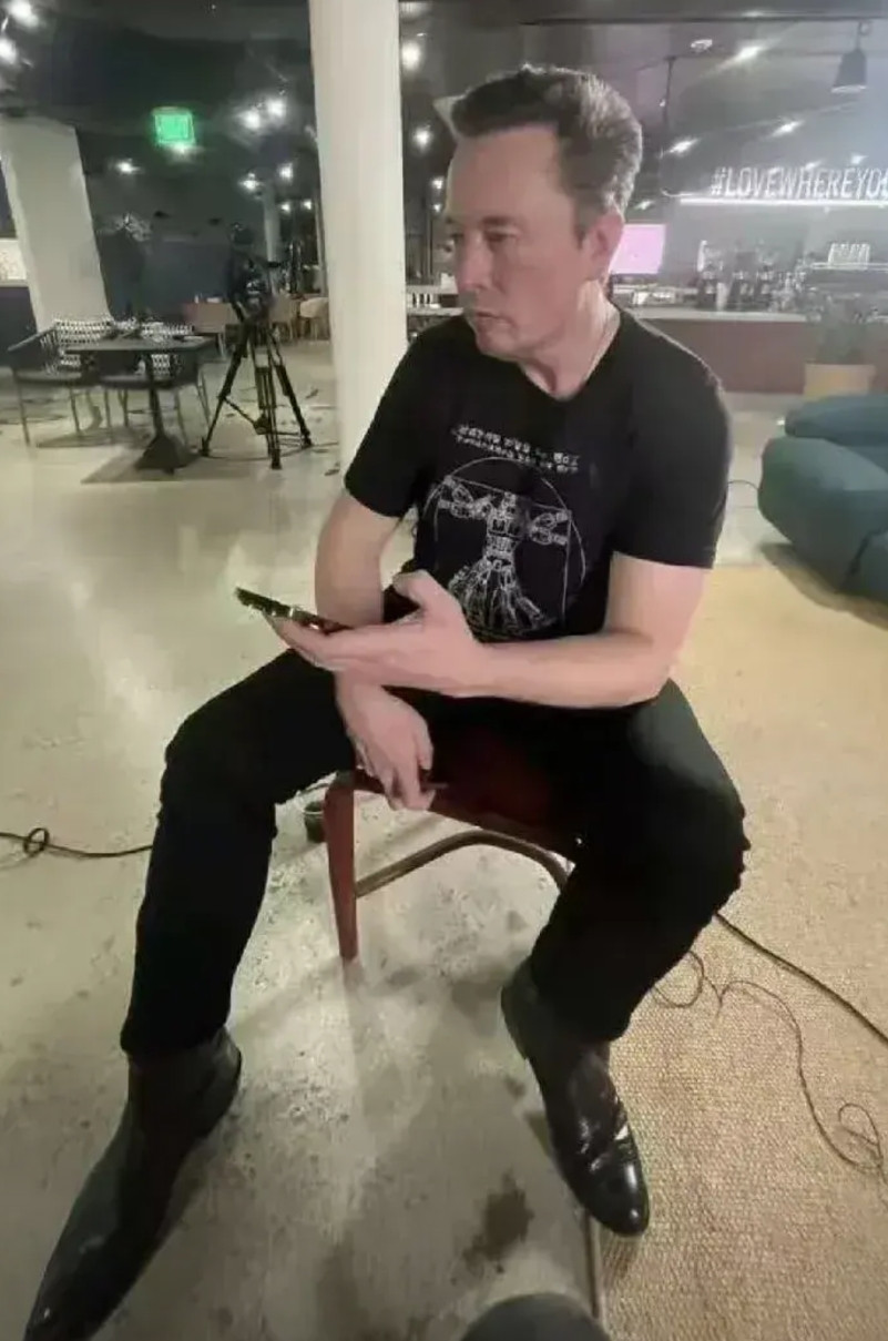 马斯克的老父亲可能要哭了，他怎么都没想到，他的儿子马斯克的胆子居然这么大，马斯克