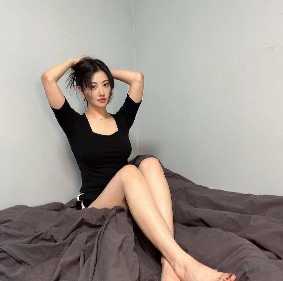 单论足部线条，景甜这双脚放在娱乐圈里，算得上是顶尖水准。