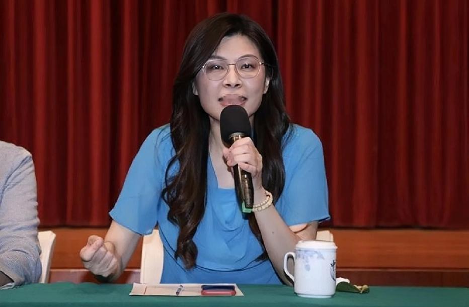 国民党新主席郑丽文凌晨复电北京，一句“炎黄子孙”把绿营直接怼上热搜！岛内炸锅