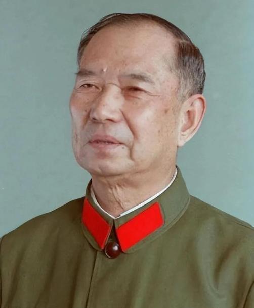 1982年，开国少将尤太忠视察部队，见一副团长好生眼熟，暗骂一句大事不好，立刻打