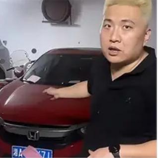 真不要脸！湖南长沙，一小区，某女车主将车停入男子的私人车位。男子联系挪车时，对方