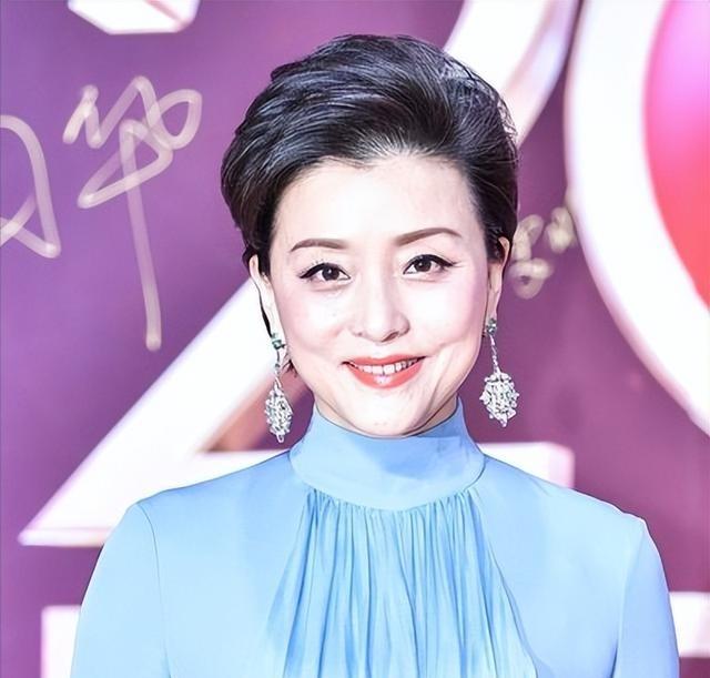 当年，26岁的杨澜赴美留学回来后，果断和帅气的丈夫张一兵离婚，转身就嫁给了身家百