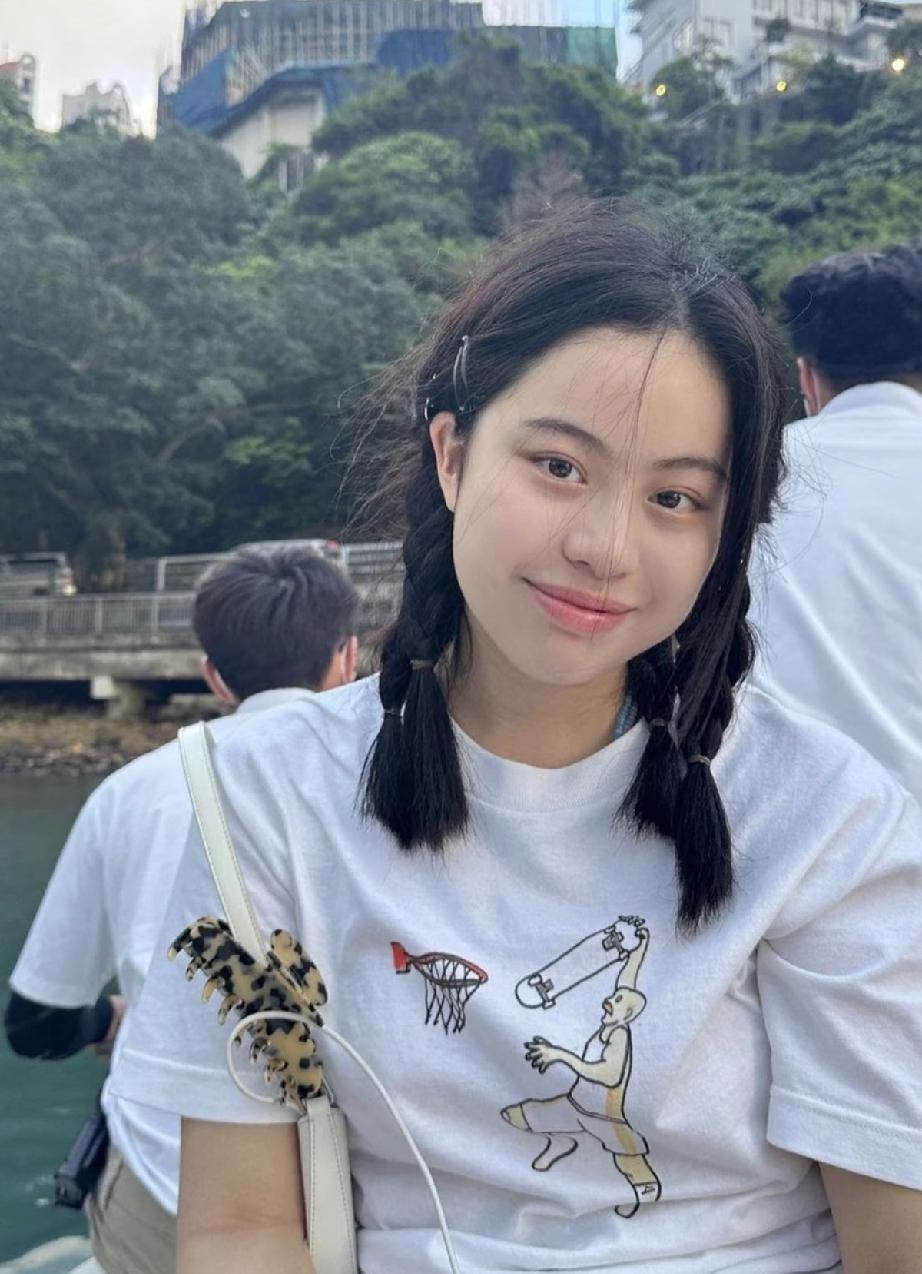 甘比和刘銮雄的大女儿刘秀桦，不但是女大十八变，越变越好看，而且天生一张富贵脸。