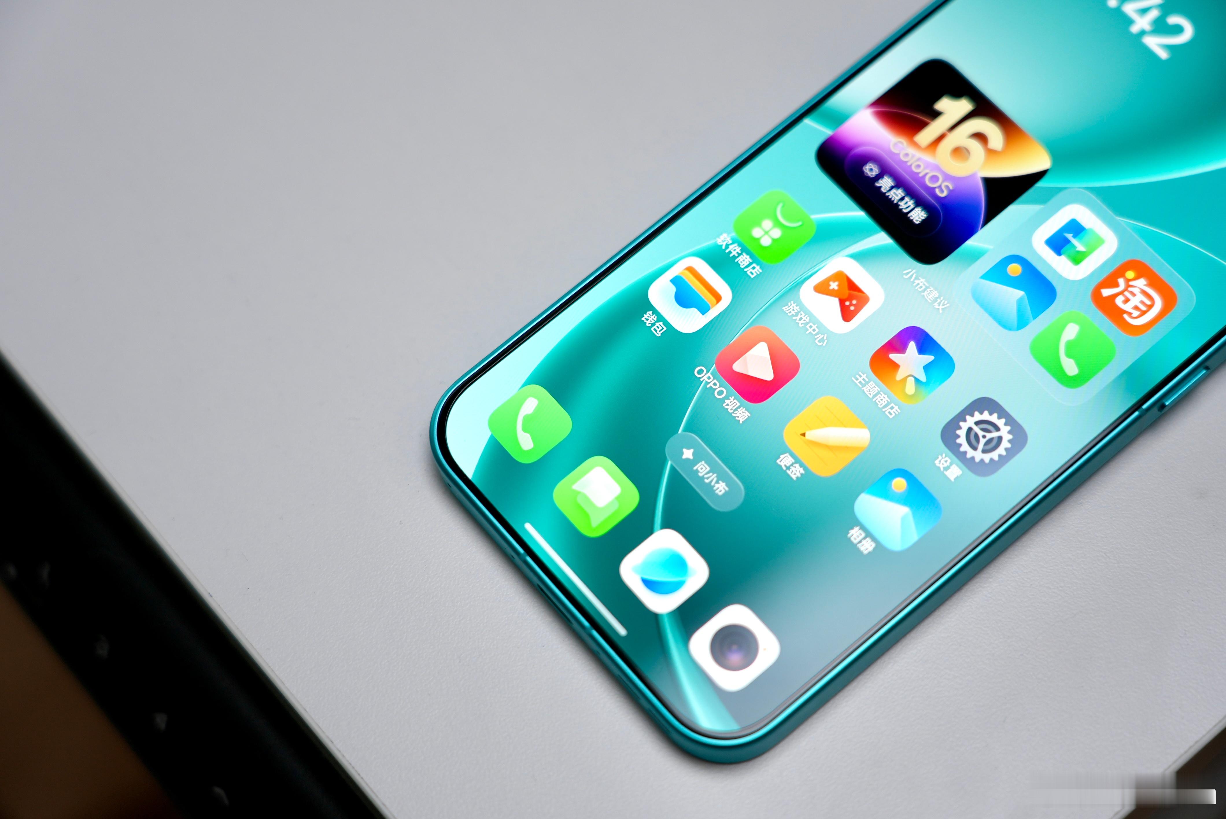 我的OPPOX9sPro是这次的主打色：乘风青。一款很亮眼和夏天的配色。这两