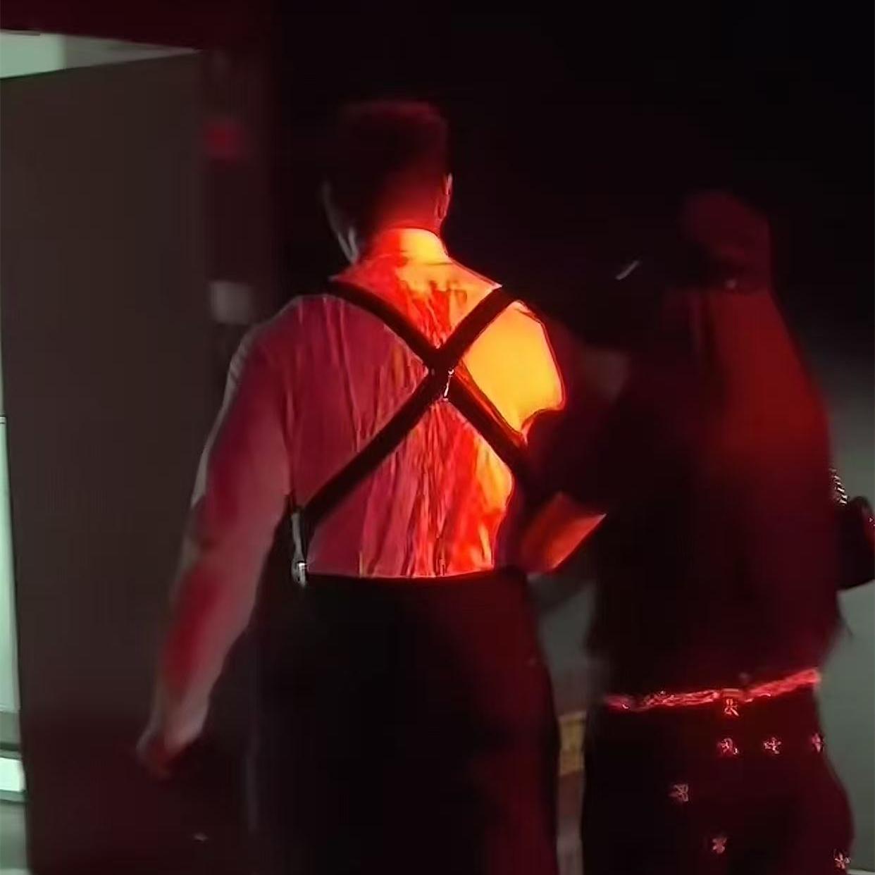 饼嫂接丈夫烧饼北展演出下班，牵手回家被拍到，烧饼夫妇又无意中全网撒狗粮！夫妻就是