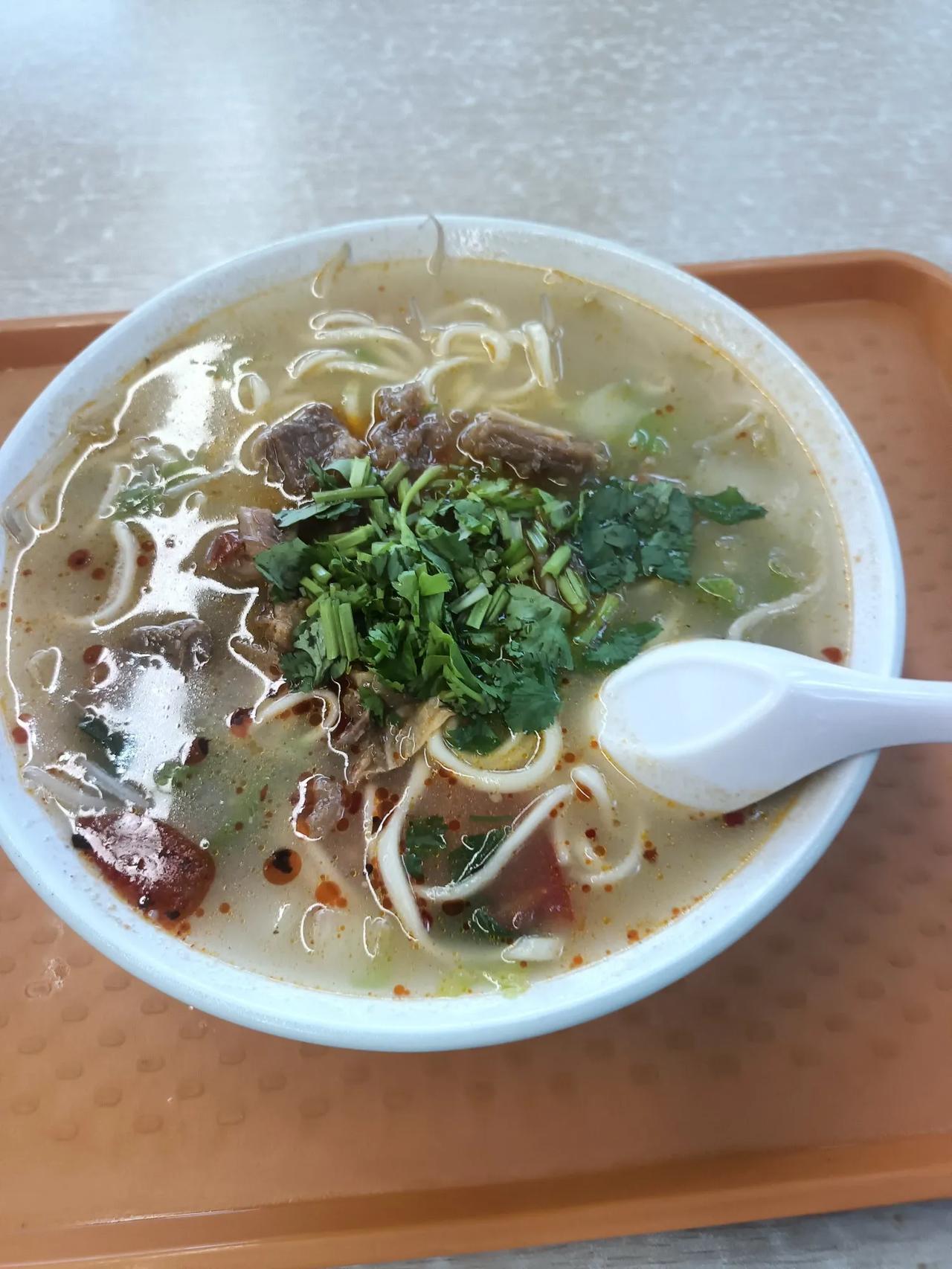 食堂午饭，26元的牛肉面。感觉自己对物价真得很不敏感，不是说财富自由了的不敏感