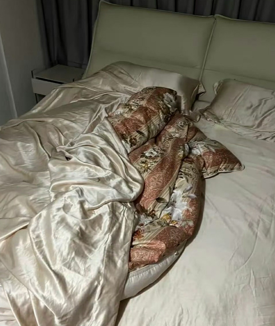 小姨子穿真丝睡真丝床跟条大鲤鱼一样