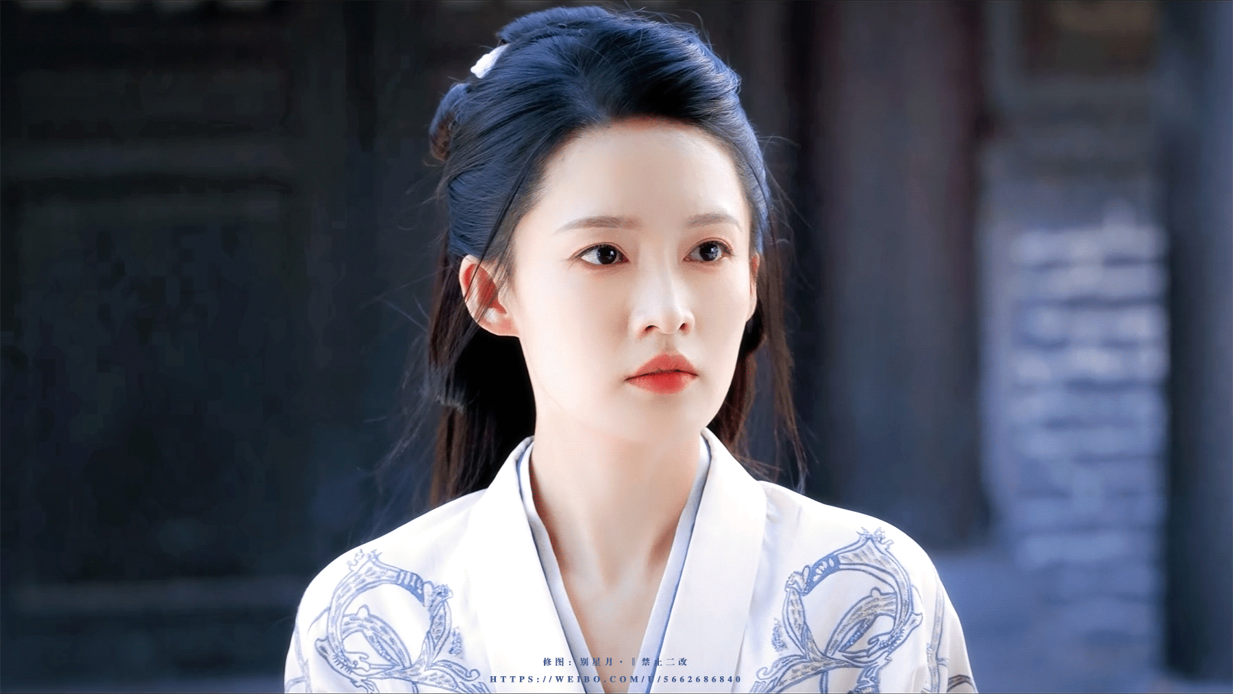 新面孔女演员还挺好看​​​