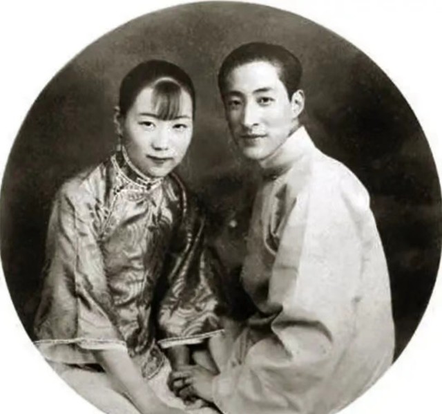 1960年，一位脸紫得发黑，极其瘦削的老人，在上海监狱中蜷缩成一团，等待出狱。谁