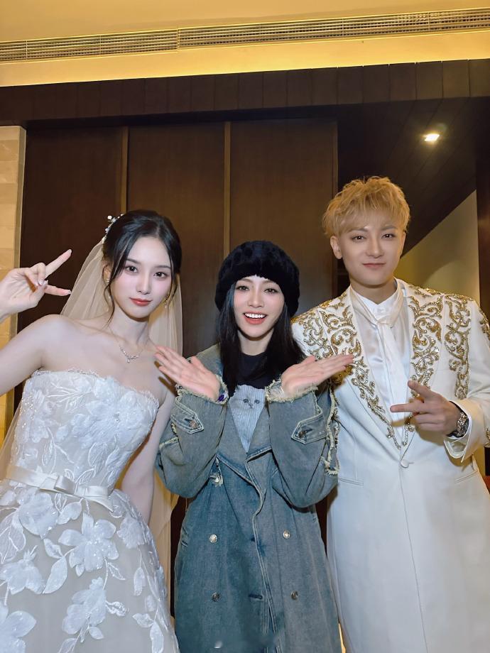 谢可寅是徐艺洋黄子韬肤色过渡器谢可寅晒参加徐艺洋黄子韬婚礼合照，站在两人中间简