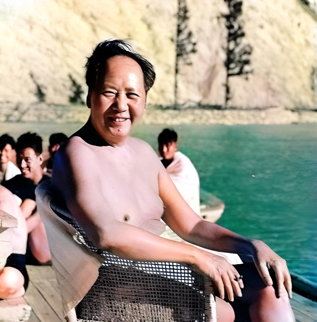 毛主席的两大爱好：一是吸烟，二是游泳。对于毛主席来说，游完泳后吸上一支烟是十分高