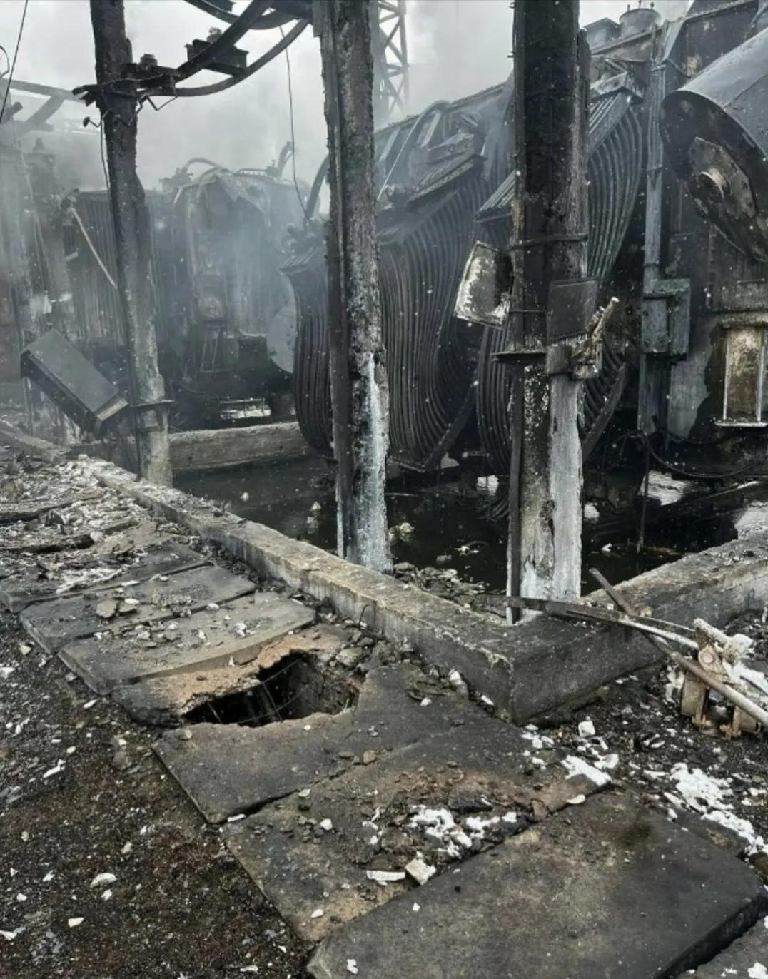 俄军使用300毫米BM-30“龙卷风-S”火箭炮对乌克兰哈尔科夫州的斯洛博茨基区