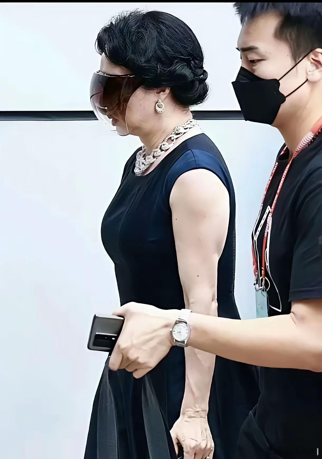 金星吗？为啥戴这个？被口水喷怕了？[笑着哭]​​​