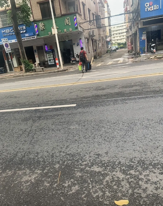 今早碰见一位小兄弟也是拉着行李到处在找工作，看他急冲冲的样子上去询问了一下，他说