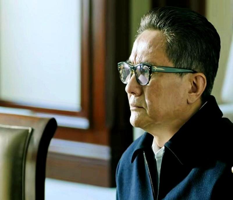 接完沙瑞金的电话之后,高育良深色凝重地坐在了椅子上。他心里那点小九九,以为别人