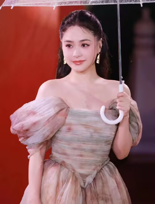 北京这一晚：当44岁阿娇亮相红毯，我才明白“女人微胖才是极品”。