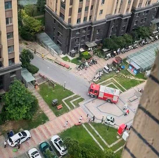 一场大火一死一伤，好好一个家瞬间烧成了黑炭，这位死里逃生的妈妈，到底能拿到多少赔