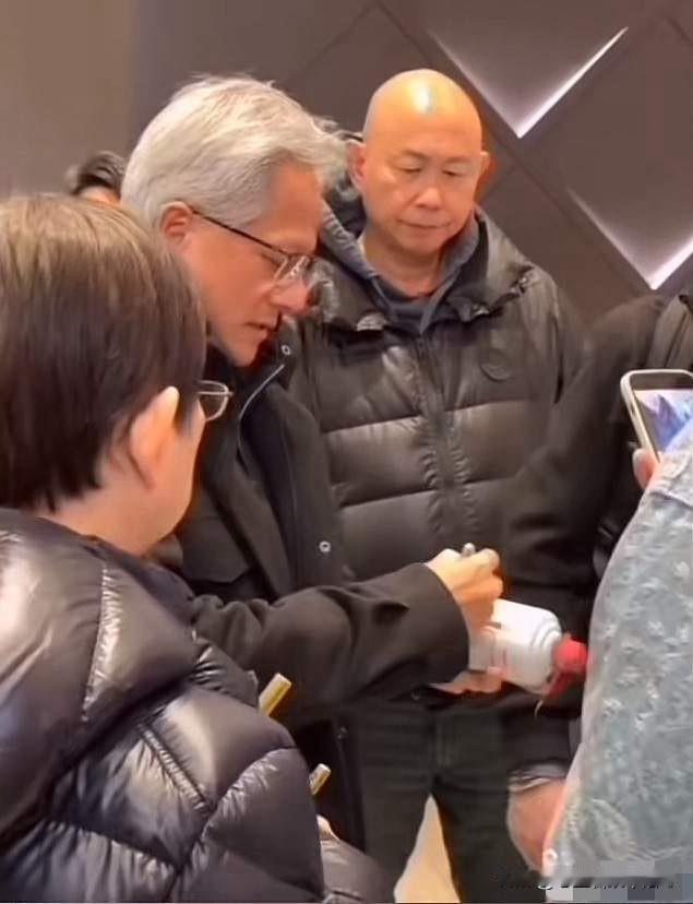 如何让一瓶普通飞天茅台的价值提升数倍？这位大哥在见到黄仁勋后，竟然将提前准备好的