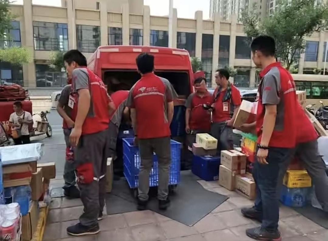 我哥们老张，四十岁，最近失业在家。看到京东物流招人，说有五险一金，合同工，觉得踏