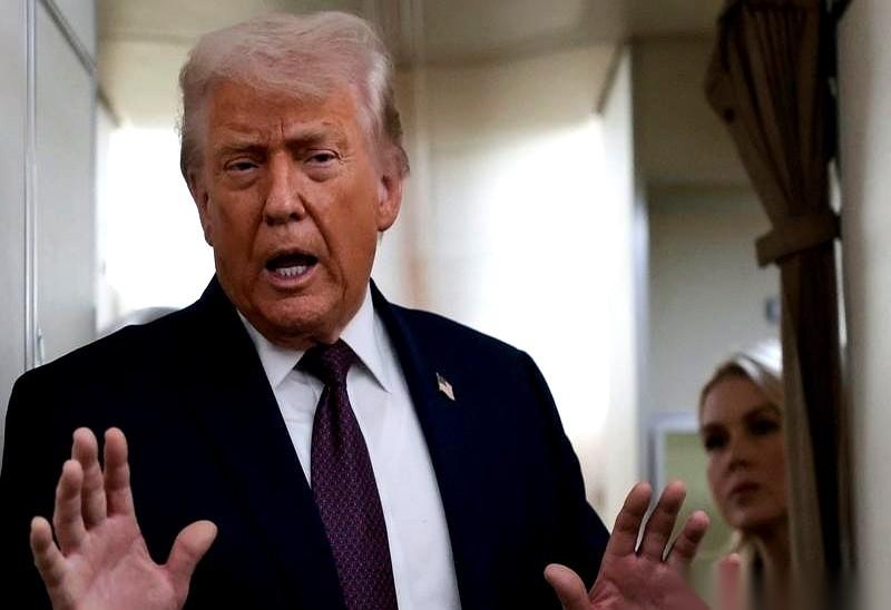 达沃斯论坛，灯光雪亮。加拿大总理卡尼刚说完“我们再也不想当美国的菜单”，全场掌声