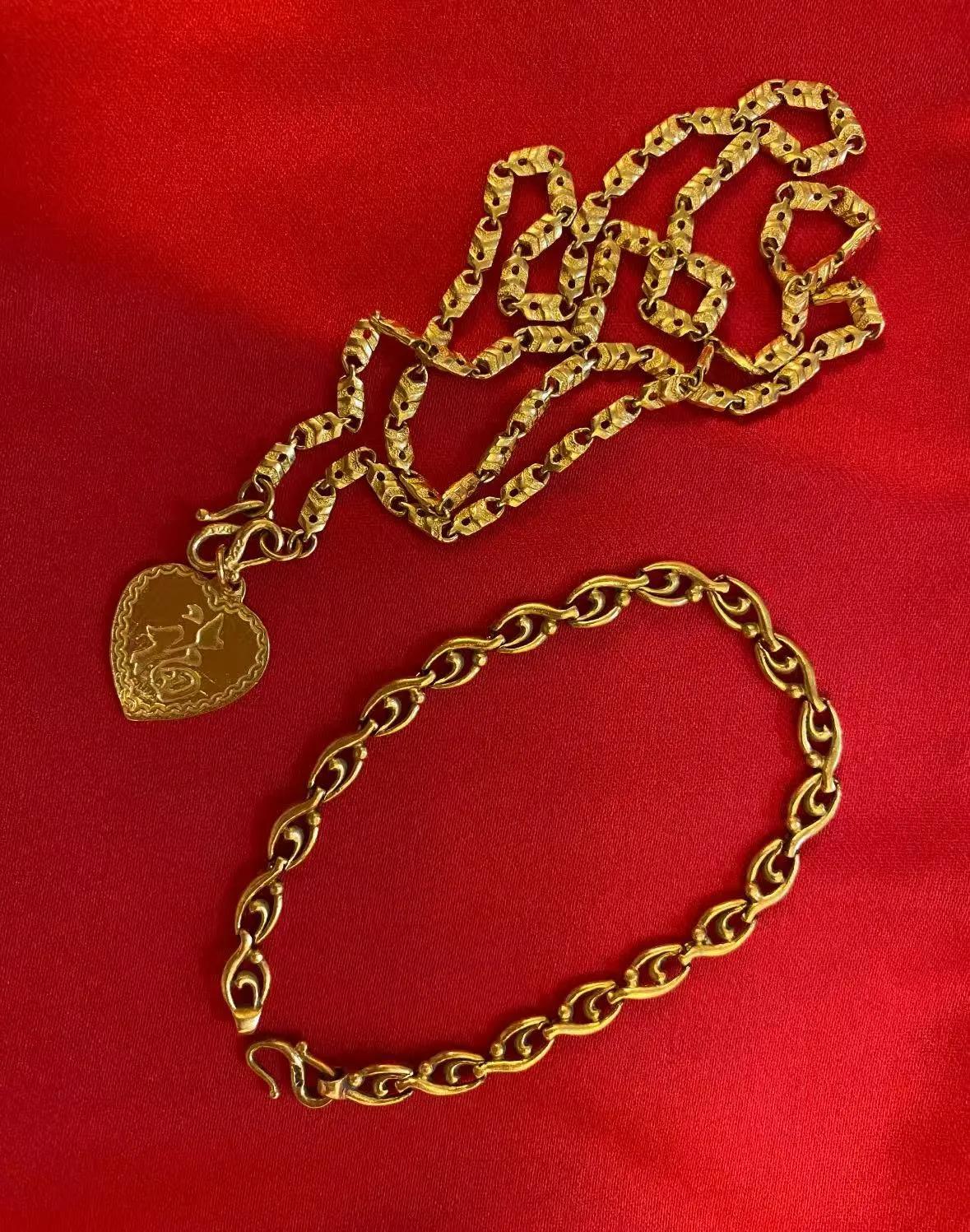 刚查了金价，心里凉了一截。今天一条8克的金项链，要一万一千块出头，等于一