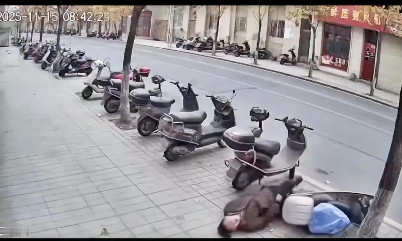 这老头可真是活该啊！闲着没事踢一正常停放的电动车，给电动车踹倒之后，还继续踹，