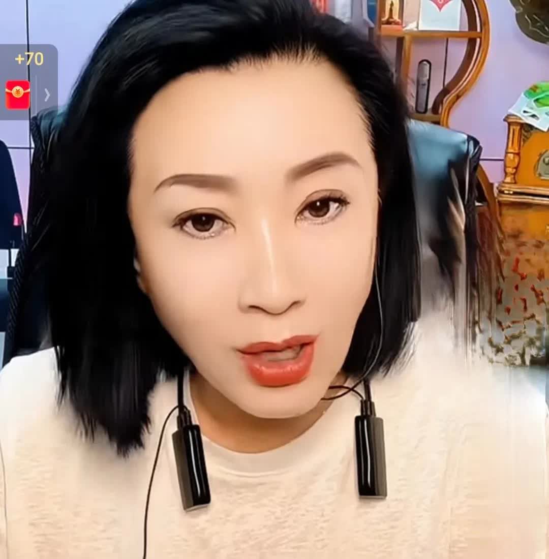 孙二娘说出关小平离开本山传媒的原因。孙二娘说，真正能在赵本山手下能待住的这些人，