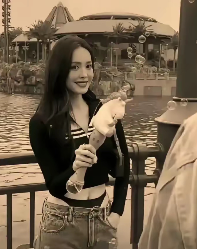 原来娜扎这个裤子里面是这样的，当年都被喷成啥样了