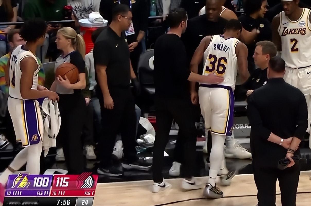 湖人这也太惨了！一个回合，拉拉维亚手肘不适，斯玛特膝盖受伤，直接返回更衣室。