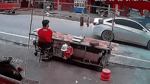 小哥能做到原地飘移，很厉害呀[赞]