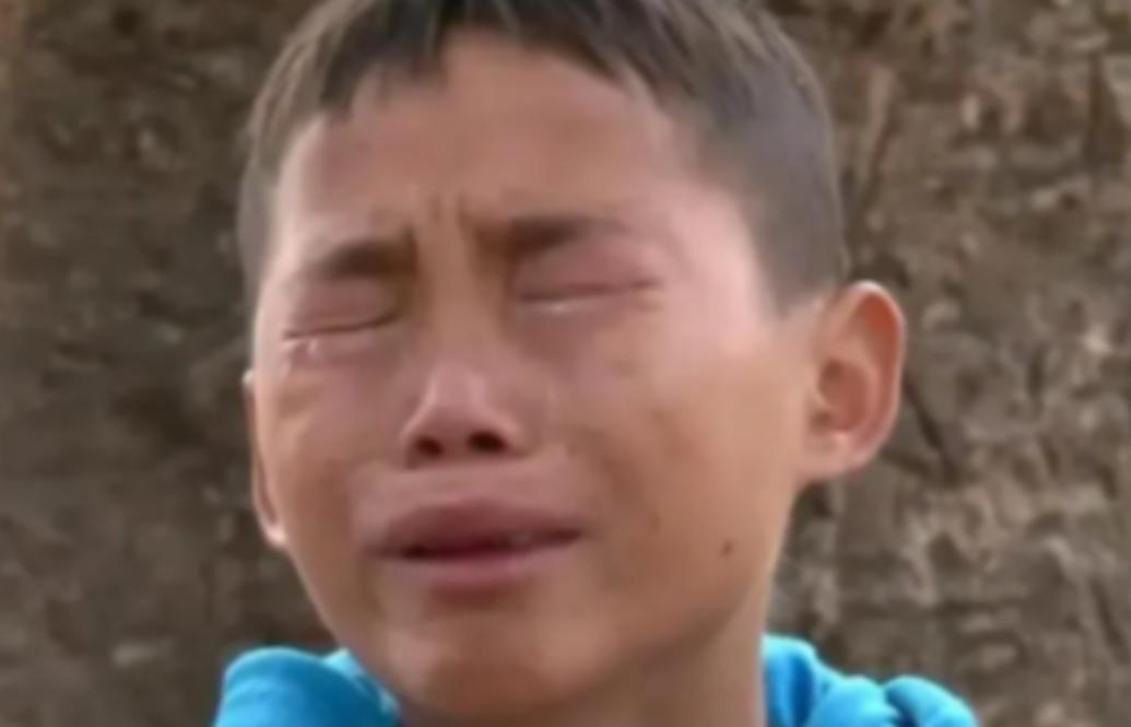 令人泪目！2022年，云南，13岁的农村男孩盘江龙成为“小爸爸”，艰难地养活5个