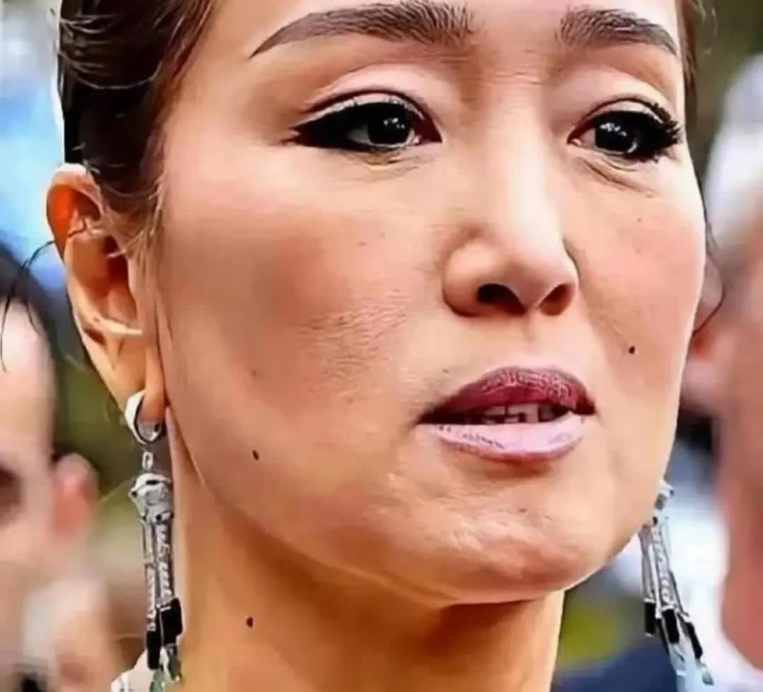 巩俐才刚刚60岁，怎么老成这样了巩俐65年出生的，9月份才满60岁，怎么