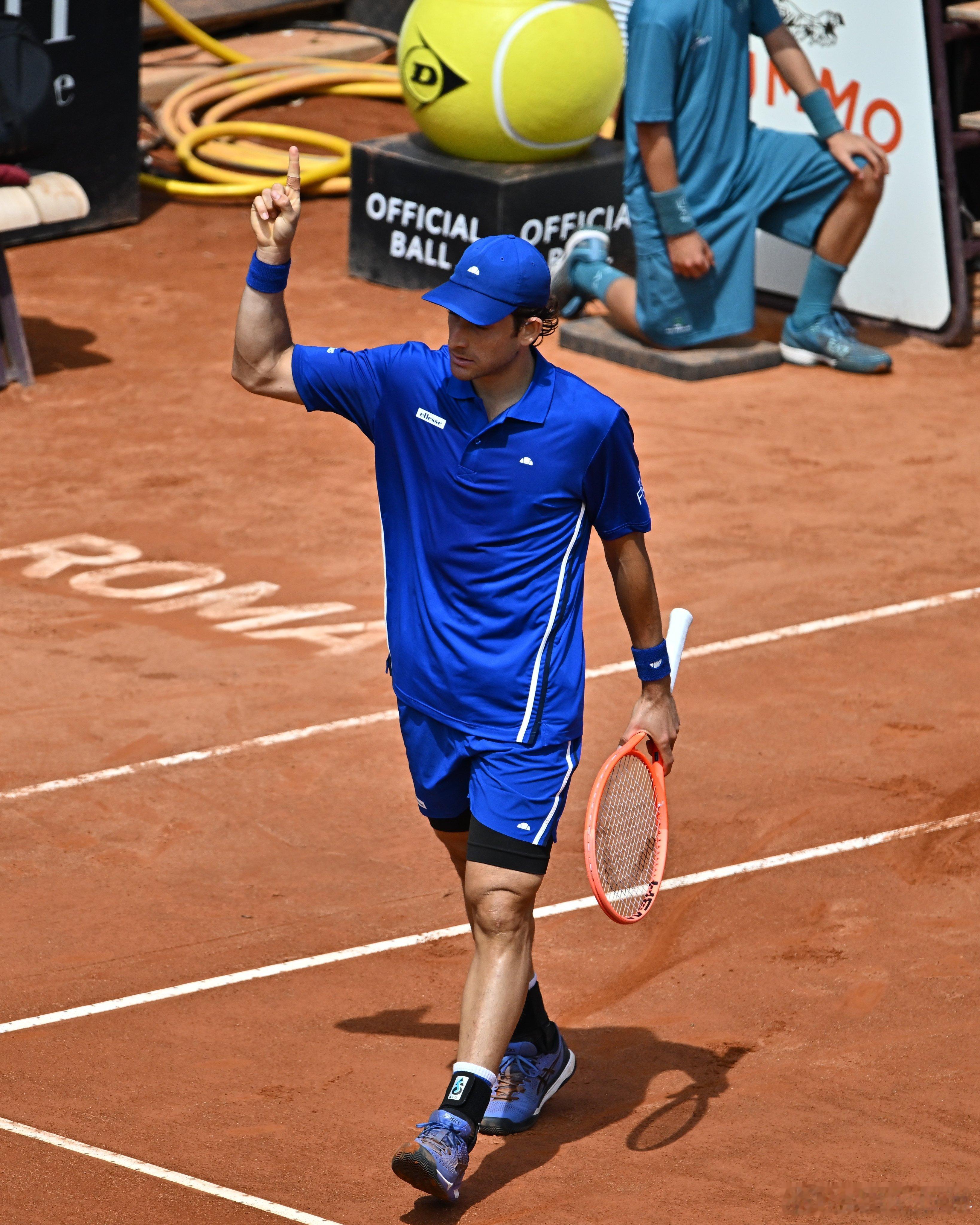 帕萨罗淘汰迪米💣ATP1000罗马大师赛第二轮，持外卡参赛的本土球员帕萨罗以