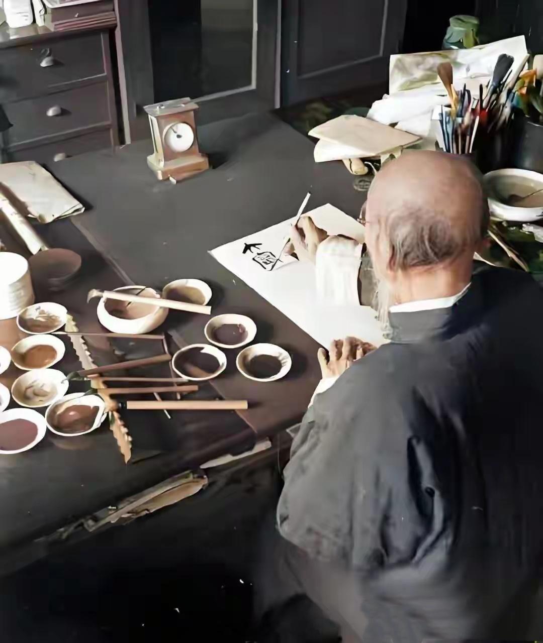 1954年，90岁的齐白石仍努力工作养家。（真实的历史老照片，并非剧照）