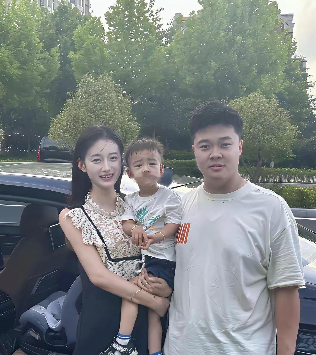 这孩子多像爸爸，你觉得呢