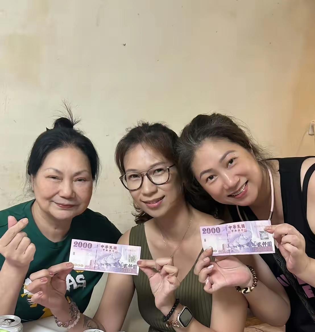 久未露面的大S妈妈黄春梅被大S表妹晒出来，只见她状态非常好！黄春梅穿一件深绿色