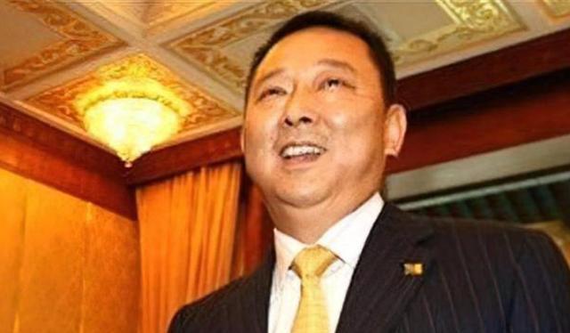 2015年，身家400亿的刘汉被判死刑后，押赴刑场时神情恍恍惚惚。从“四川首