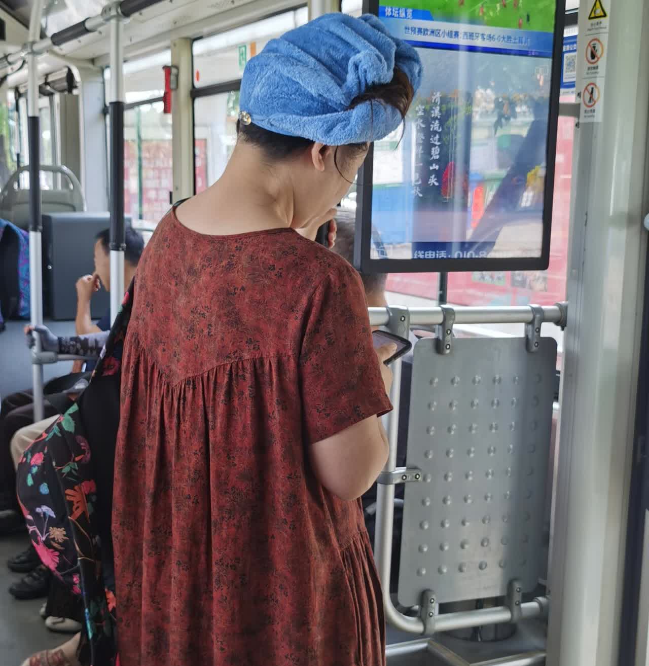 这个女人戴的是啥帽子啊，拉近了看也没整明白！