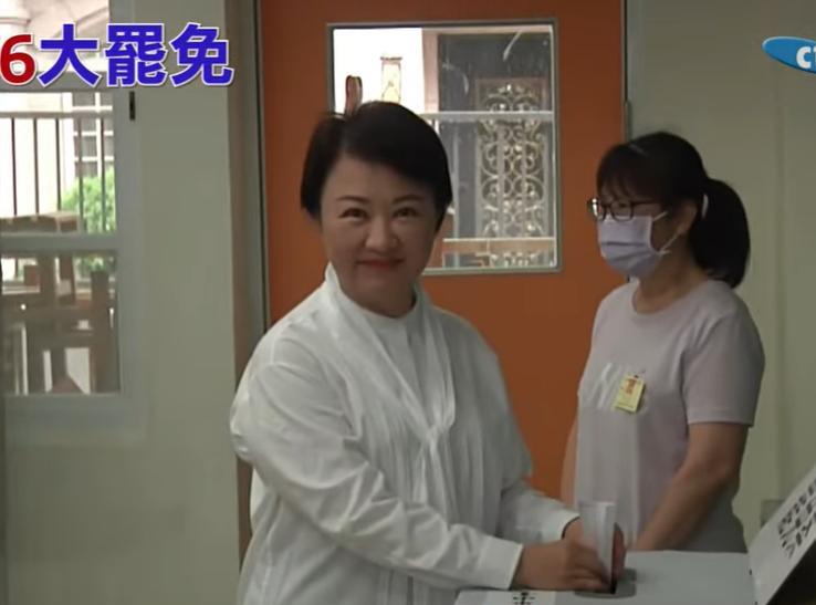卢秀燕完成大罢免投票不同于台北市的雨过天晴，今天（26日）台中市一直在下雨，台