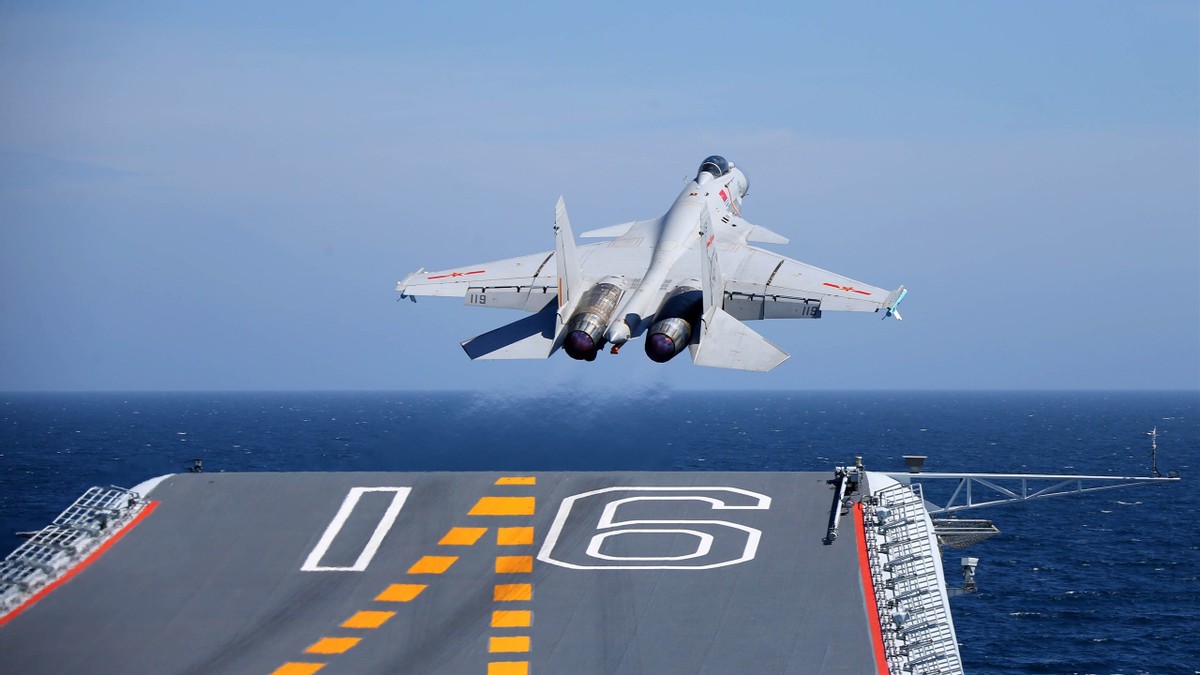 日本这是又自讨苦吃了，F-15在东海企图拦截我国辽宁舰，却被迫尝到歼-15的厉害