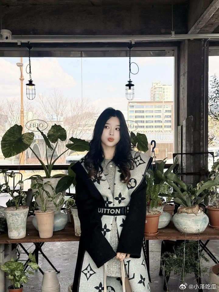 真正拿到结果的韩国嫂子！糖小幽晒照：身着3万LV大衣脚蹬7K爱马仕真正嫁给韩国