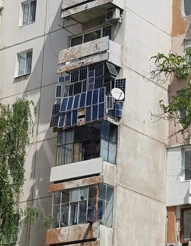 节省了一辈子，还不是跟我一样，住在这个破楼里？所以，该吃吃，该喝喝，及时行乐