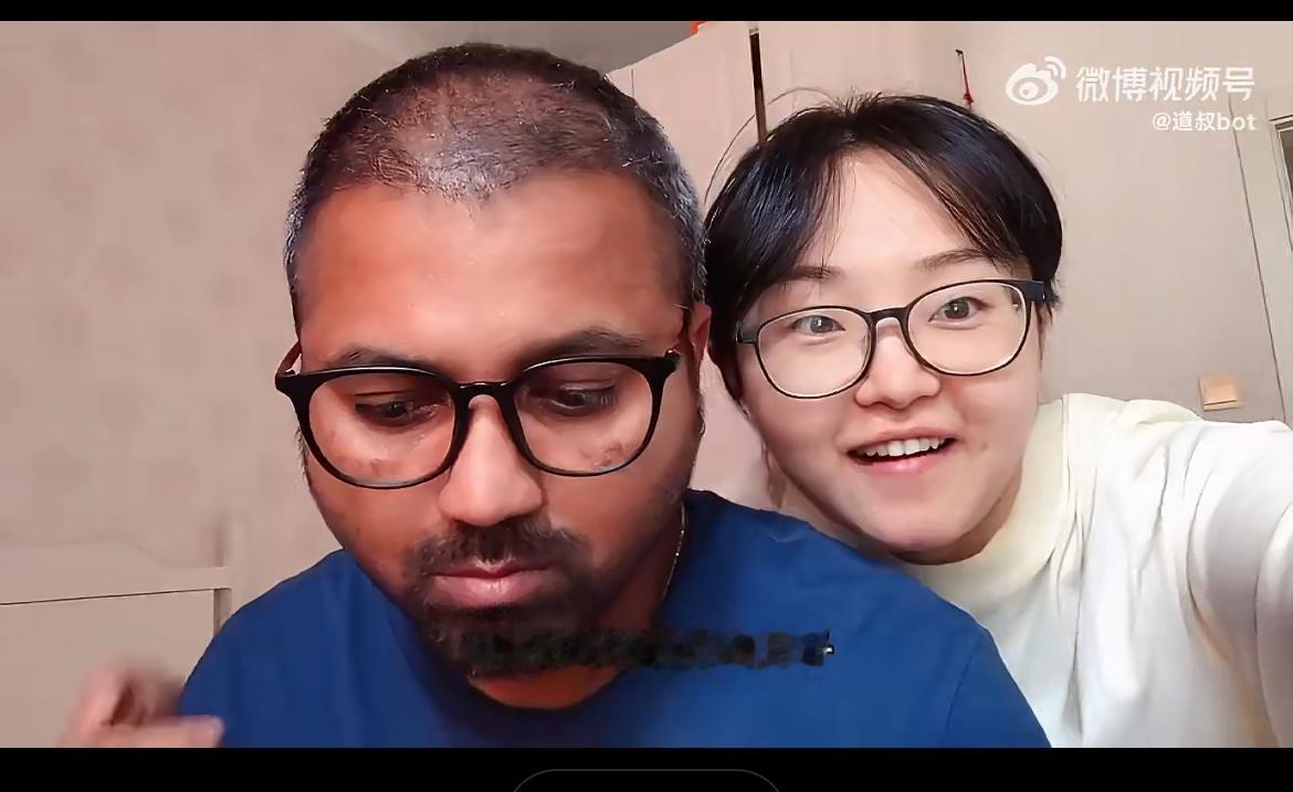 一对中印情侣在秀恩爱，女生祝她老公生日快乐，她老公同样祝她生日快乐。缘分呐！他们
