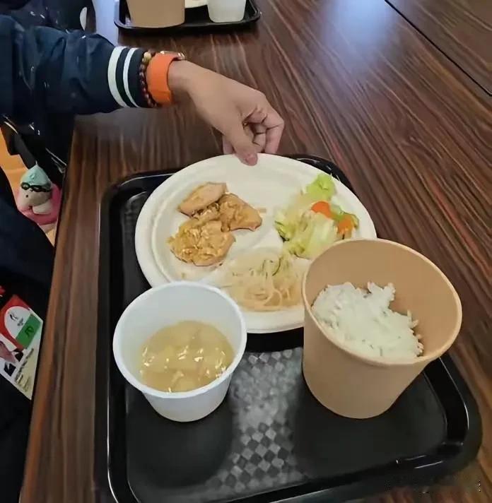 小日本这配套伙食也太拉胯了。亚运会就给外国运动员吃这个，还睡集装箱。这也就小