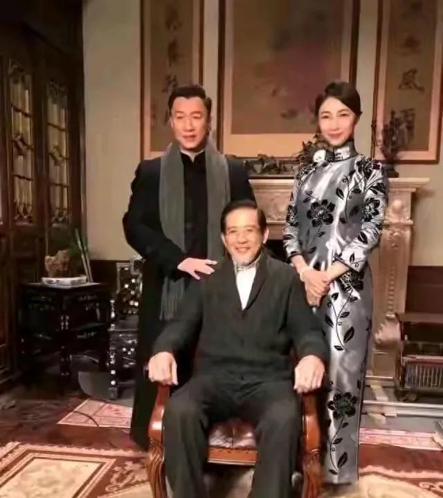 复古风家庭合影，典雅氛围，三代同堂的温馨时光。