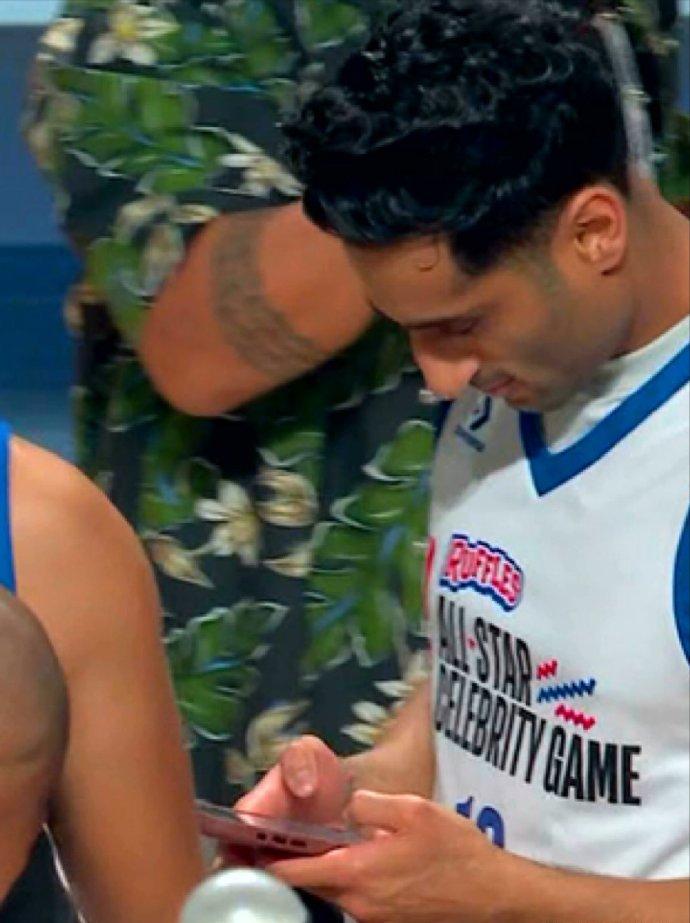 杜兰特发文调侃Shams：“我的天，能不能有点尊重？在比赛期间这样？”Sha